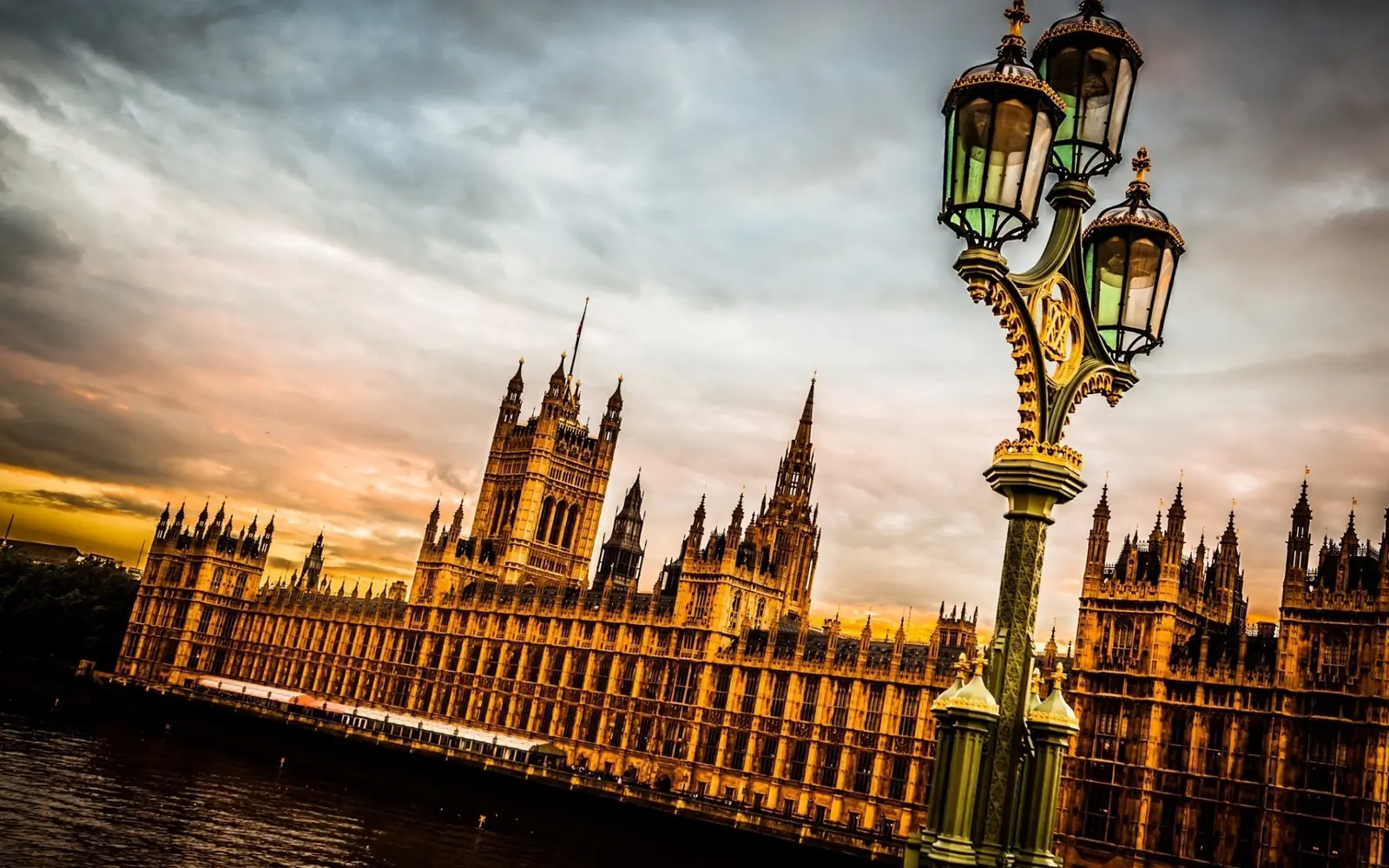 Der Westminster-Palast und Big Ben in London in der Abenddämmerung