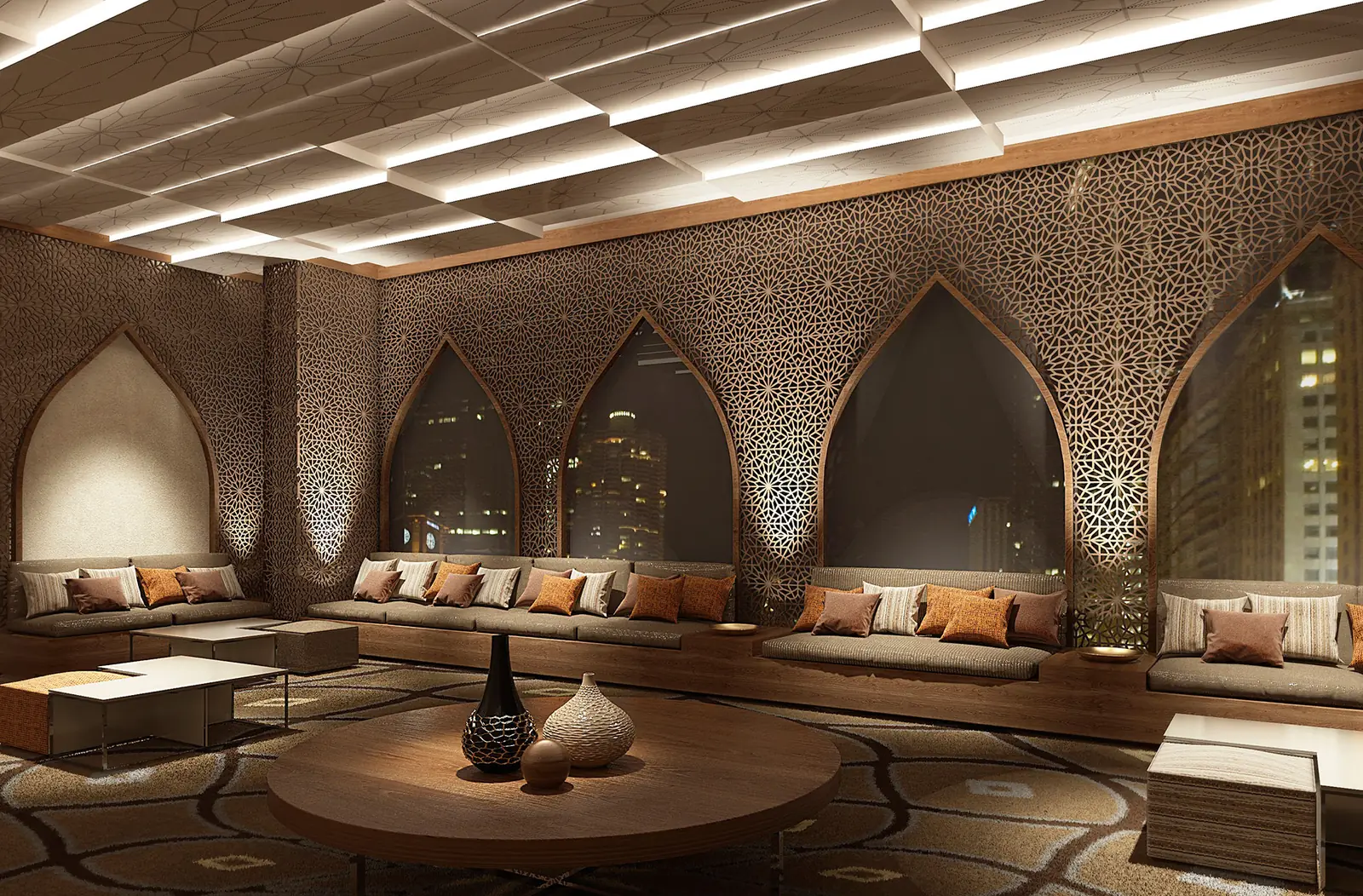 Eine Hotel-Majlis mit arabischen Gitterwänden und den Lichtern der Stadt dahinter