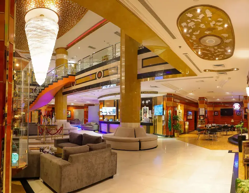 Hotel Golden Tulip Al Shakreen in Medina: die Lobby mit ihrem Kronleuchter