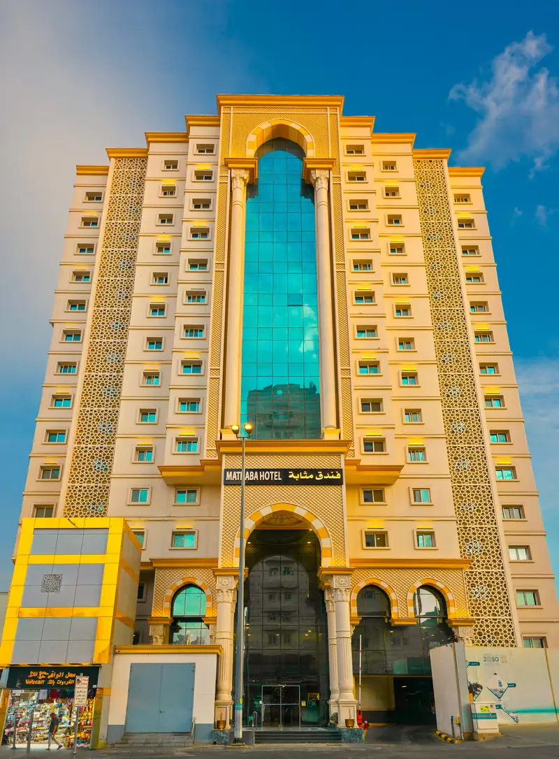 Hotel Mathaba Al Taiseer in Mekka: die Fassade mit dem Namen über dem Eingang